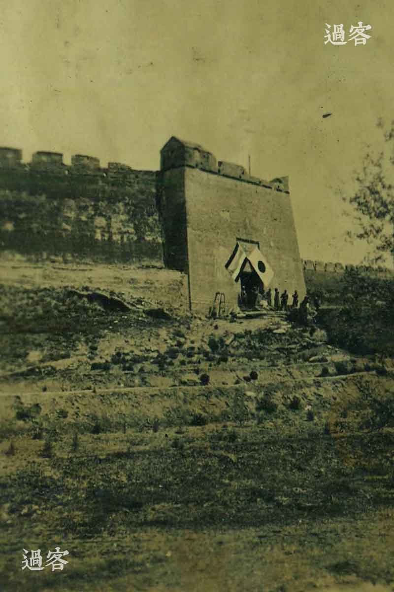 图为11月底，日军完全占领湖州城。由于这位从军记者几乎全程记录和跟拍了湖州城的沦陷，所以能够猜测他当时是随谷寿夫等人的军队北上，很可能一直跟拍至不到1个月后的南京大屠杀。（来源：网易新媒体）