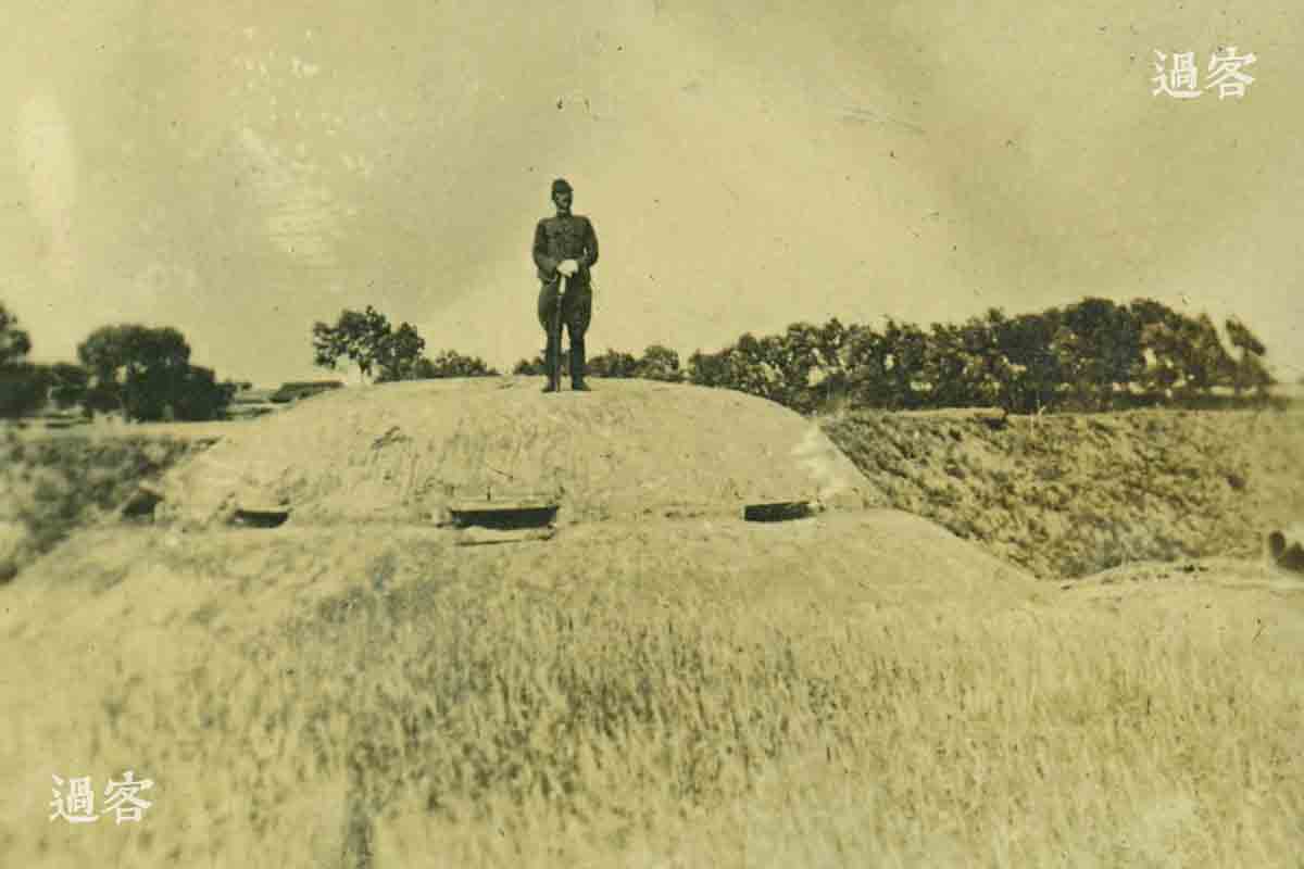 图为湖州城外中国军队遗弃的地堡。湖州沦陷后不久，日军统帅部就在12月1日这天发出《大陆令8号》：命令日军攻占南京。第二天，江阴防线失守，中国海军主力第一舰队和第二舰队在中日江阴海战中被全数击沉。与此同时，中支那方面军司令官松井石根结核病发作，由日本大本营任命出身皇室的朝香宫鸠彦王以陆军中将衔接替松井职务。（来源：网易新媒体）