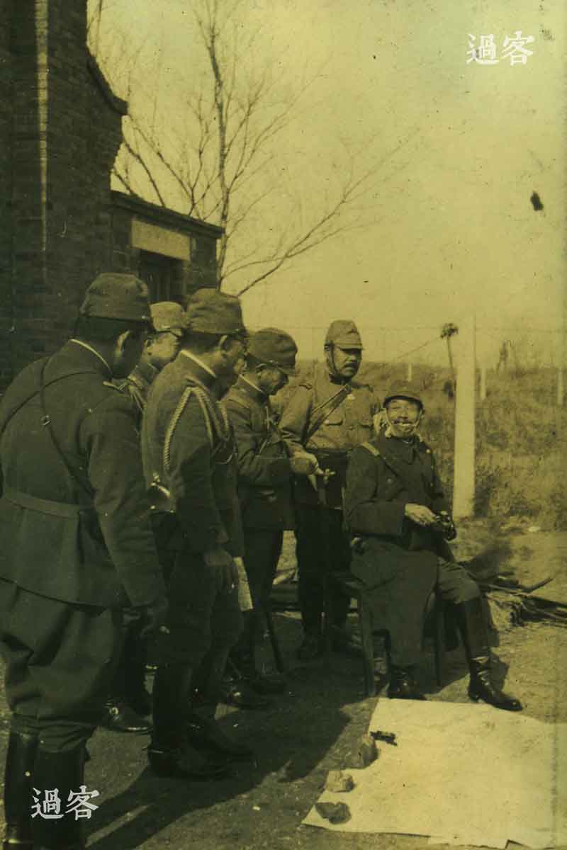 在这张照片中，从军记者在下方标注“南京城攻略最高指挥官松井石根”，照片背面也注有“南京城外 十里 汤玉镇 松井阁下”。不过，南京并没有汤玉镇，距离南京24公里距离的地方，倒是有个叫汤山镇的，如今属于南京市江宁区汤山街道，这里有一座张静江赠给蒋介石的官邸。1937年12月6日的大阪《每日新闻》以“汤山的蒋介石别墅已占领”作为大幅标题报道说：5日下午5时，日军“占领了素称豪华的蒋介石第三别墅，现正在对附近丘陵地带抵抗之敌进行猛攻。汤山是一处温泉地，除蒋介石别墅外，其他支那要人的别墅也很多，因他们的汤山会议而出名”。（来源：网易新媒体）