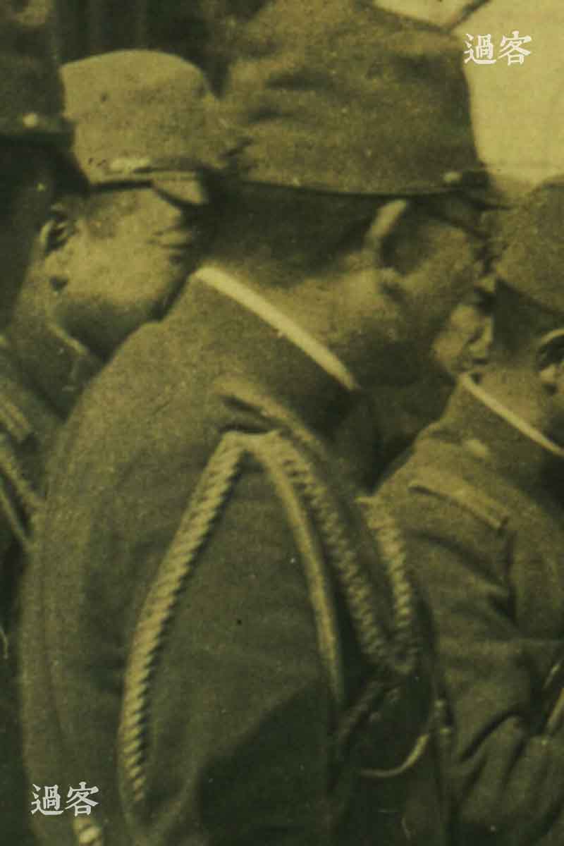 图为从军记者拍到的疑似田边盛武照片。在经过考证后，照片左起第三位戴眼镜者，极有可能是田边盛武。他也是南京大屠杀主犯之一，田边盛武于1937年10月就任第十军参谋长，参加金山卫登陆、淞沪会战和南京会战。攻陷南京后以参谋长的身份指使和放纵该军官兵对南京的中国战俘和平民百姓进行了残酷屠杀。因为当时只有参谋人员能够佩戴参谋饰绪，而且田边盛武当时身份为少将，没有领章，与照片相符（当时将官级别无领章）。（来源：网易新媒体）