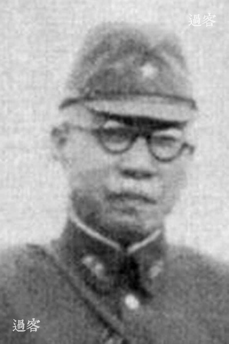 图为网上查到的田边盛武照片。起先，笔者曾把此人当做中支那方面军参谋副长武藤章，因为两人都戴眼镜，但是武藤章当时还是大佐身份，所以是有领章的，不过考虑到照片中阴影里有领章的可能性，所以继续从耳垂分辨，武藤章是下垂的大耳垂，田边盛武则是与照片相近的小耳垂，于是将武藤章排除在外。田边盛武作为乙级战犯，于1946年10月被荷兰军方逮捕，1948年12月经审理判处死刑，翌年7月份枪决。（来源：网易新媒体）