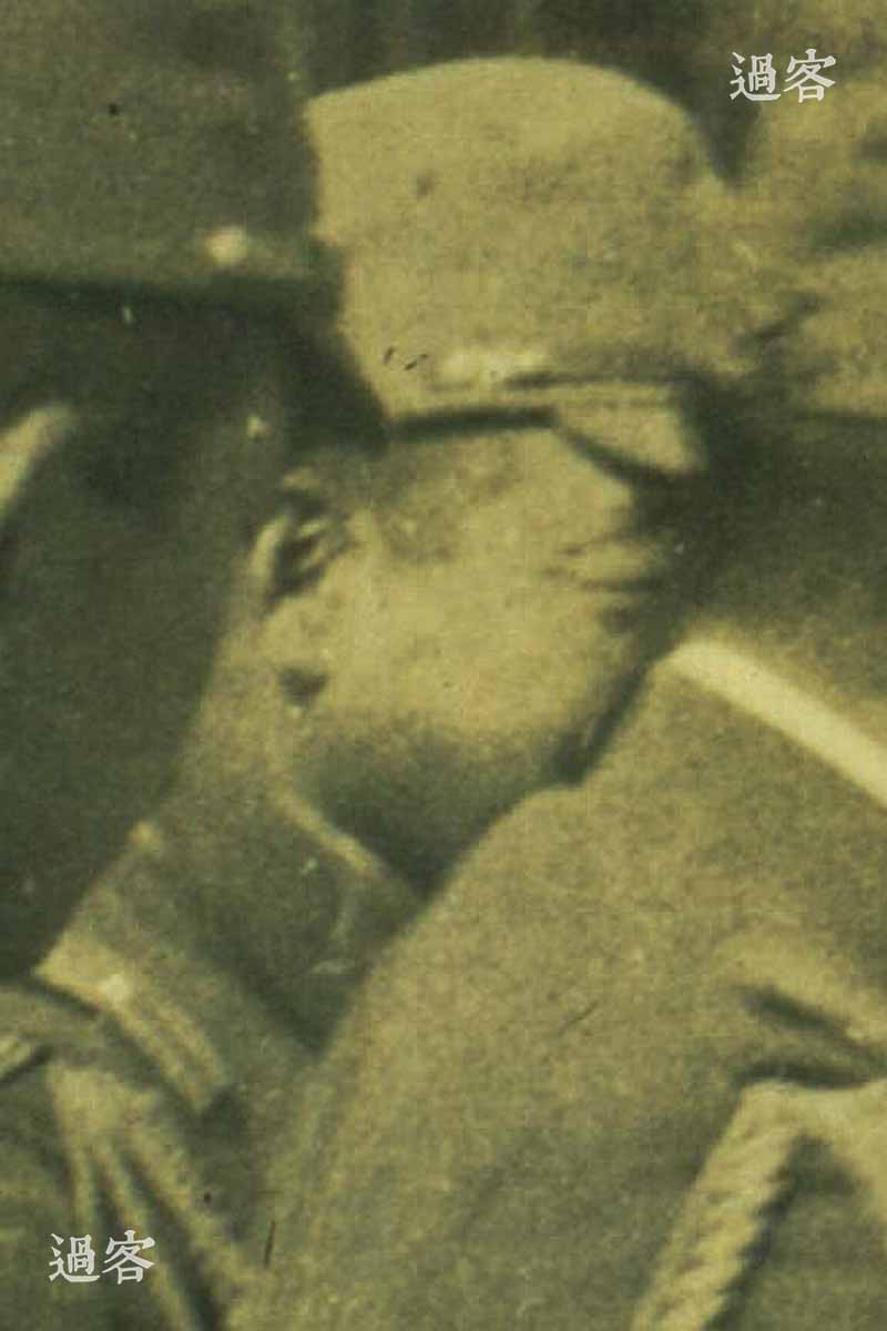 图为从军记者拍摄的疑似冢田攻照片。在经过考证后，照片左起第二人极有可能是冢田攻。他在1935年8月1日晋升陆军少将，是对华战争扩大派的决定人物之一，并直接出任中支那方面军参谋长，辅佐松井石根，参与指挥了南京会战，也是南京大屠杀的主犯之一。所以他符合照片中佩戴参谋饰绪的条件，并且没有领章，照片中他衣领处的划痕曾险些误导笔者的判断。照片里，能看到他右肩处的肩章，是一颗星的少将军衔，符合他当时身份。（来源：网易新媒体）