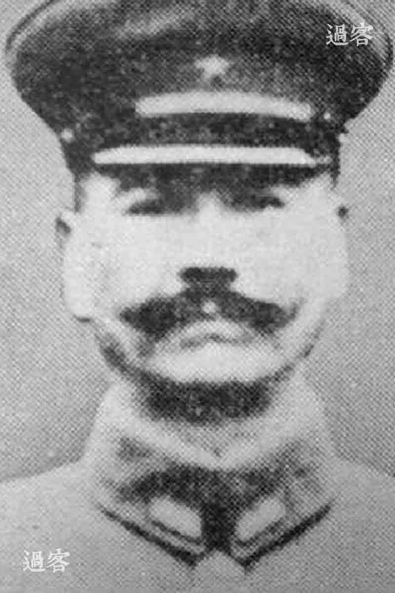 图为网上查到的冢田攻照片。还有从照片里能看到他嘴角上翘的胡子，并对照他其他照片里的大耳垂，所以基本确定他就是冢田攻。冢田攻于1942年12月18日乘飞机由南京飞往汉口途中，在安徽上空被中国军队138师的高射炮直接命中阵亡，这是中国军队在抗日战争中击毙的日本陆军军阶最高的将领。死后日军为寻找其尸体发起了对安徽太湖县的报复性扫荡，杀害中国军民达5000多人。（来源：网易新媒体）