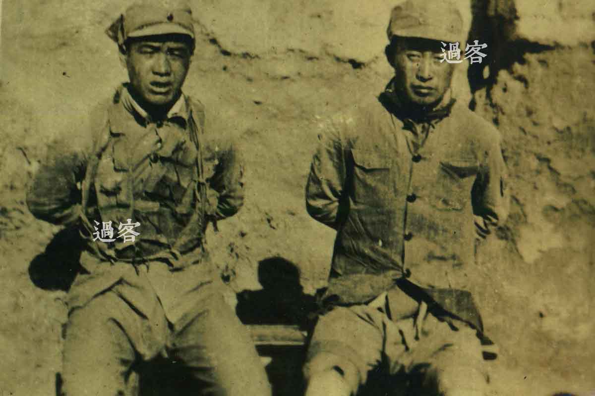 图为从军记者拍摄的被俘获的中国正规军士兵。1937年12月5日，朝香宫鸠彦王抵达南京前线司令部，立即听取第10军司令官柳川平助、16师团长中岛今朝吾等人的战况报告，尤其听中岛今朝吾谈到中国军队经过最初接触谈判后没有投降意愿时，责令部下尽快攻陷南京。在12日南京沦陷前，朝香宫鸠彦王即发出一连串由他本人亲自盖章签署的命令，上面均标有“机密 阅后销毁”字样，但命令的内容却简单而明了：“杀掉全部俘虏”。由于有朝香宫鸠彦王十分明确的命令，日军在南京大开杀戒。（来源：网易新媒体）