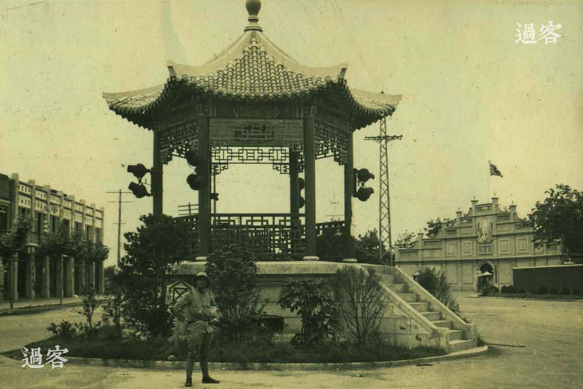 图为军记者拍摄的南京街头。1938年2月26日，裕仁天皇同时接见了南京屠城元凶之一松井石根和柳川平助，对他们攻克南京之功予以嘉勉。有种说法是在南京屠城期间，松井石根于1937年12月17日到19日只在南京住了三天，而大部分时间直接在南京指挥屠杀的则是朝香宫鸠彦王。但是，由于朝香宫鸠彦王是日本皇族成员，根据美军与日本天皇达成的不追究皇室战犯的协议，所以逃脱了审判。于1947年10月14日脱离皇籍，1981年4月12日病亡，终年94岁。（来源：网易新媒体）