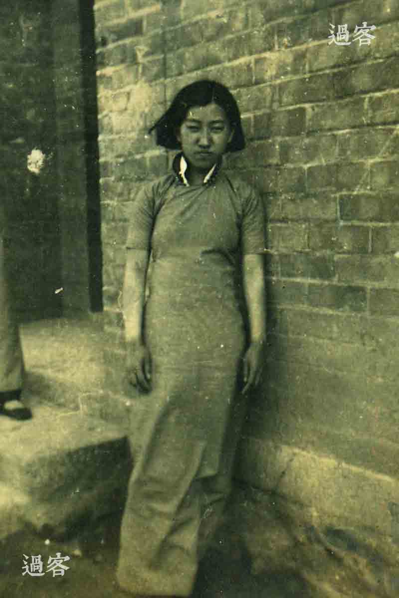 因为墙上的公告隐约能看出是“江北自治会”张贴的，因为落款处有方小亭（此人在1937年底于日军占领扬州后成立所谓“江北自治会”傀儡组织 ）和殷公健的签名，若南京伪政府成立的话，应该会有新告示覆盖其上，故而笔者猜测这是3月28日之前拍摄的照片，而且南京在三月底之后已经可以穿短袖了。南京沦陷后，手无缚鸡之力的女人曾遭到大肆迫害，笔者不忍多说，只借用当时日本的从军记者小俣行男的报导：“不强奸的士兵几乎没有。”（来源：网易新媒体）