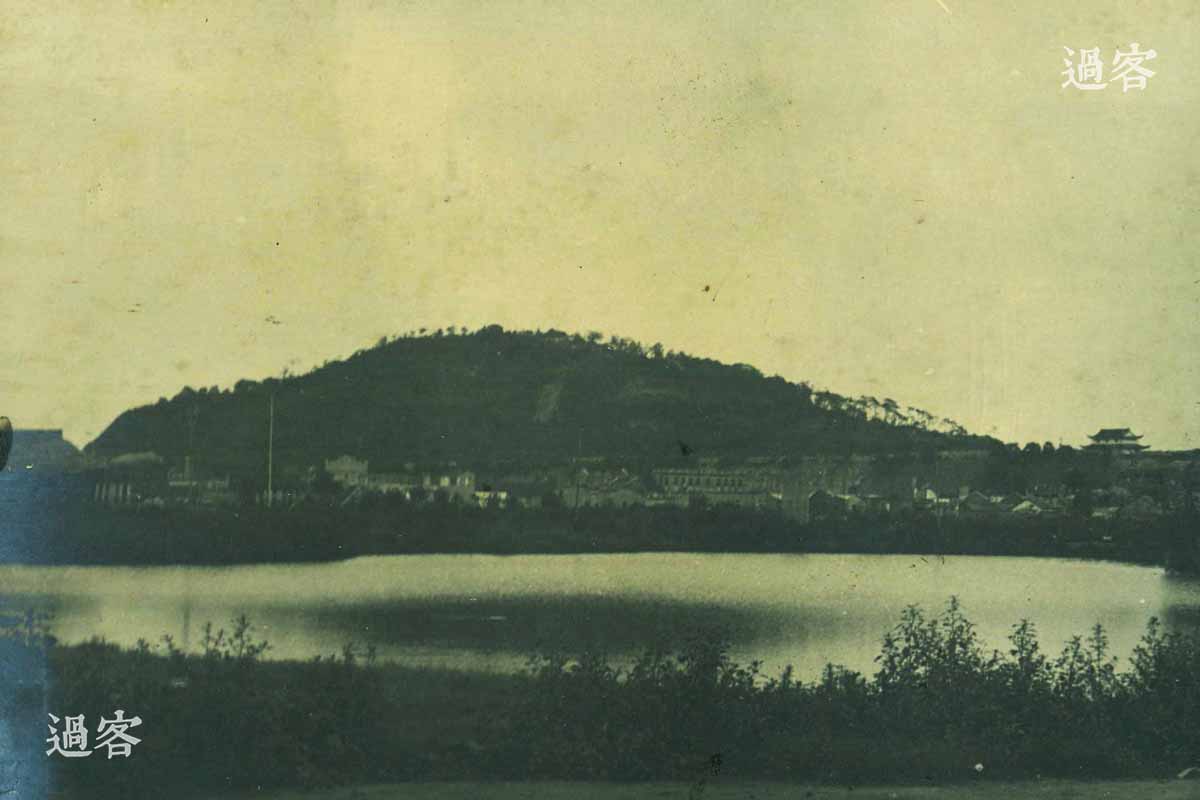 从军记者拍摄的南京城外的紫金山，当年这是日本两位军官杀人比赛的终点线。1937年12月13日，《东京日日新闻》（即现在《每日新闻》）曾报道了两名日本军官的“杀人竞赛”。日军第十六师团的两个少尉向井敏明和野田毅在其长官鼓励下，进行一场惨无人道的“杀人竞赛”。在1945年日本投降后，这两位战犯终被以“穷凶极恶，蛮悍无与伦比，实为人类蟊贼，文明公敌”的罪名，于1948年1月28日，在南京雨花台刑场伏法。（来源：网易新媒体）