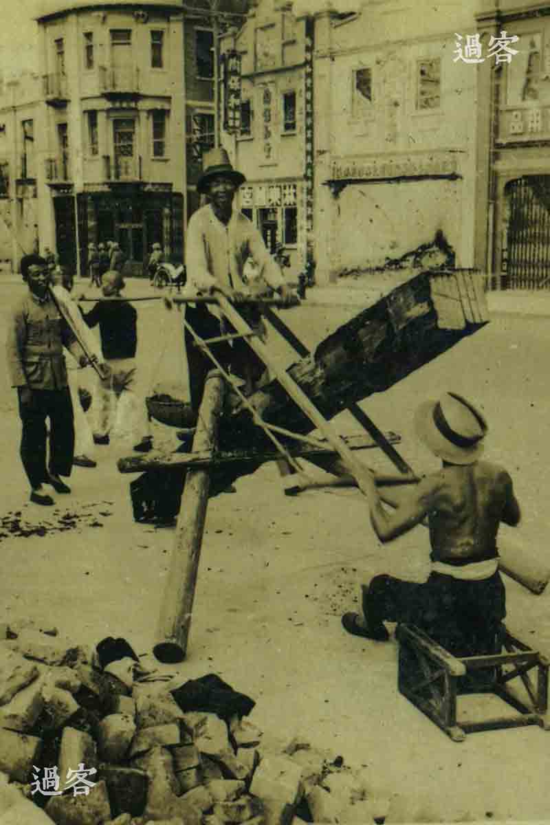 左边是南京中山路交叉口，远处是曾经的中华民国海军部。右边是城内的建筑工人。（来源：网易新媒体）