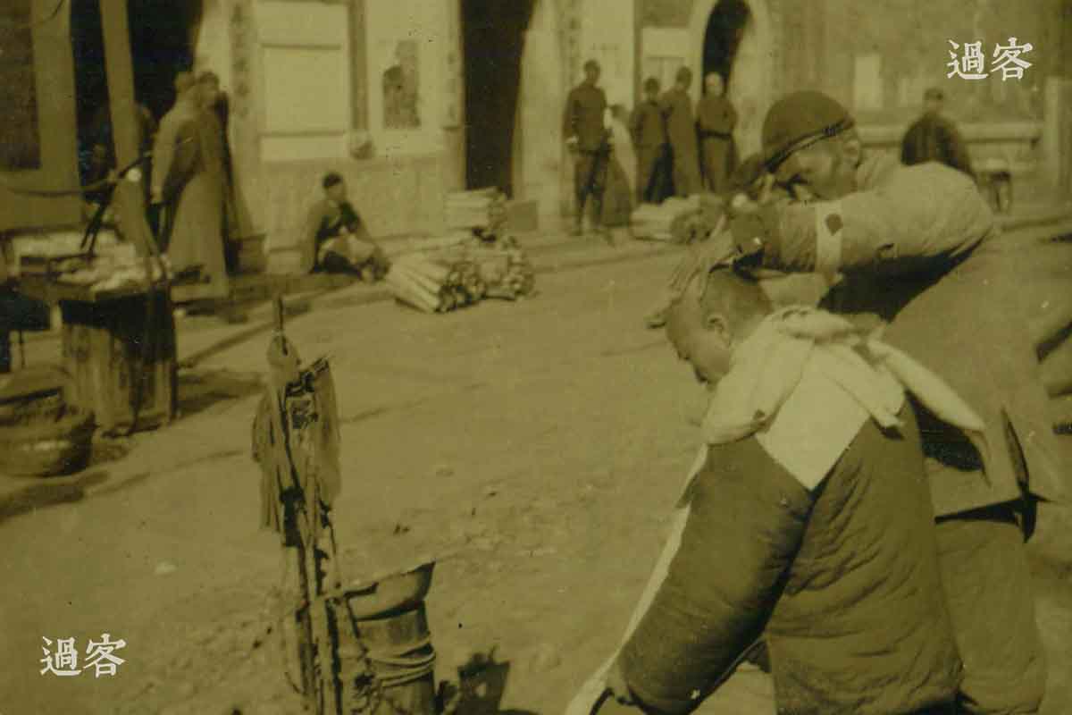 南京街头的理发师和露天店铺。（来源：网易新媒体）