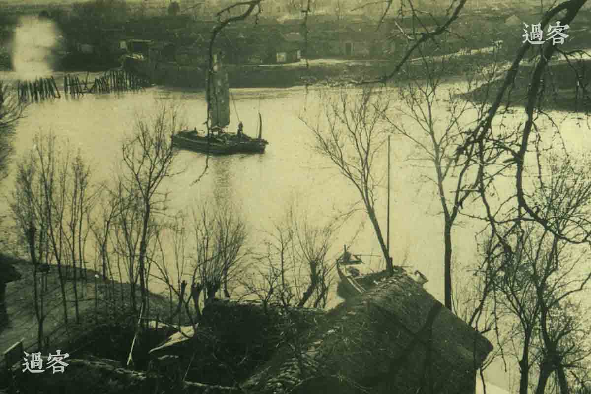 淮河上的渔船。关于南京大屠杀的死亡人数，笔者就不多说了，虽然众说纷纭，但是日军给中国人造成的重大人员伤亡，的确是不争的事实。这里只引用1946年2月15日成立的南京审判战犯的军事法庭的叙述：日军在南京集体屠杀有28案，屠杀人数为19万余人；零散屠杀有858案，尸体经慈善机构掩埋有15万余具。根据该判决，侵华日军南京大屠杀的人数不低于34万。（来源：网易新媒体）