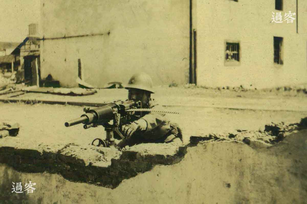 图为一位在日军里较出名的重机枪手与日本九二式重机枪。淞沪会战是中日双方在抗日战争中的首场大型会战，也是整个抗战中规模最大、战斗最惨烈的一场战役。这场会战始于1937年8月13日，双方共有约80万军队投入战斗，战役持续三个月。（来源：网易新媒体）