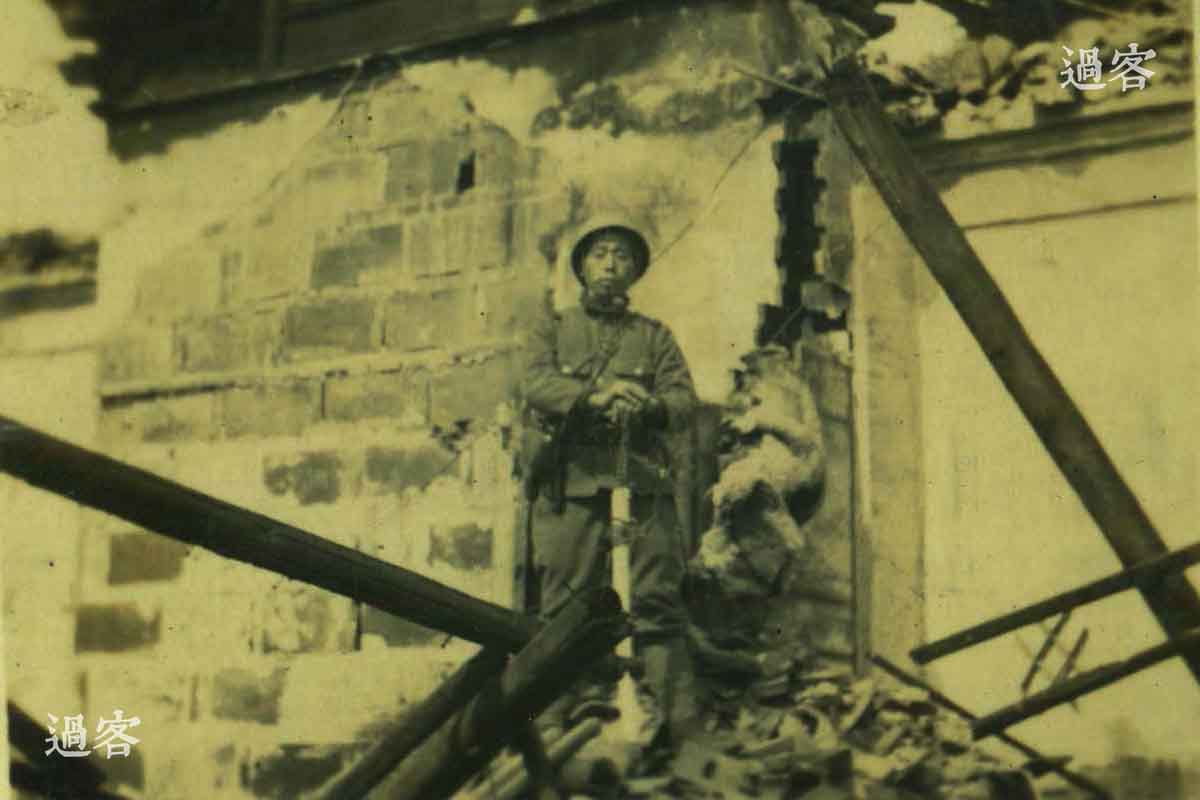 图为从军记者拍摄的激战后的江湾镇。此处现在位于上海市虹口、杨浦、宝山、闸北四区交界处，现在新名为“江湾”。中日双方曾在此进行过惨烈的厮杀。日军兵力共20万余人，宣布死伤40372人。（来源：网易新媒体）