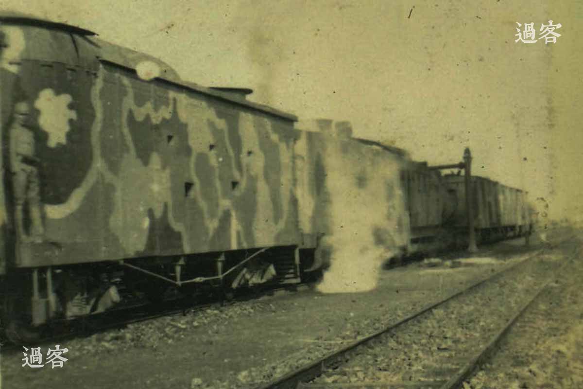 图为京沪线上的日军装甲列车。中国军队投入最精锐的中央教导总队及八十七师、八十八师等军队共60余万人，不过由于中国交通设施落后，所以实际到达战场兵力为40万左右，死伤33万多人。（来源：网易新媒体）