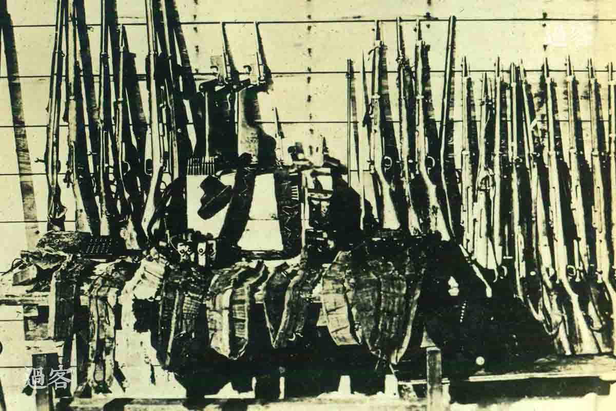 左图为缴获的中国军队武器。淞沪会战中日军因遭到国民党的顽强抵抗而损失惨重，为后来报复性制造南京大屠杀埋下了伏笔，但是这场战役也彻底粉碎了日本“三个月灭亡中国”的计划。（来源：网易新媒体）