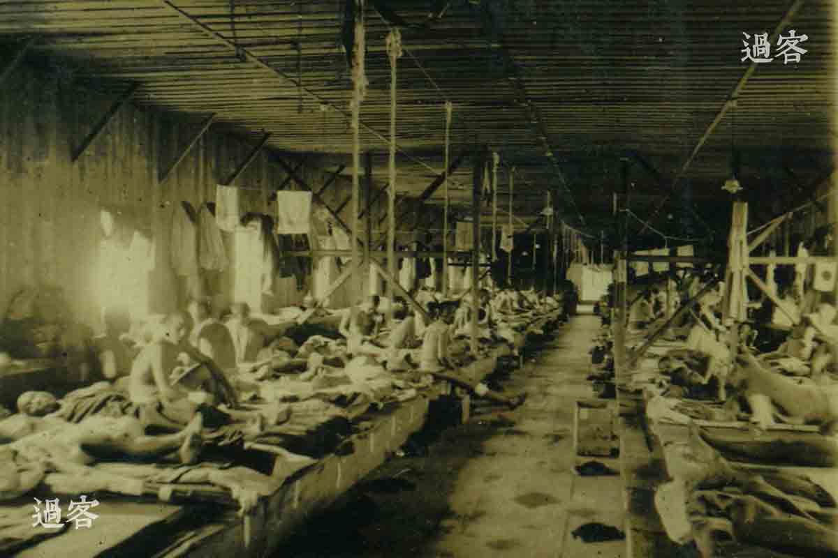 左图为上海兵站医院里的鹈泽部队，据考证，鹈泽部队属于上海派遣军第2兵站医院（14号兵站医院）鹈泽修一军医中佐统辖的。照片中为数众多的日本伤兵也从侧面反映出那场战斗的激烈程度与中国军队抵抗之英勇。（来源：网易新媒体）