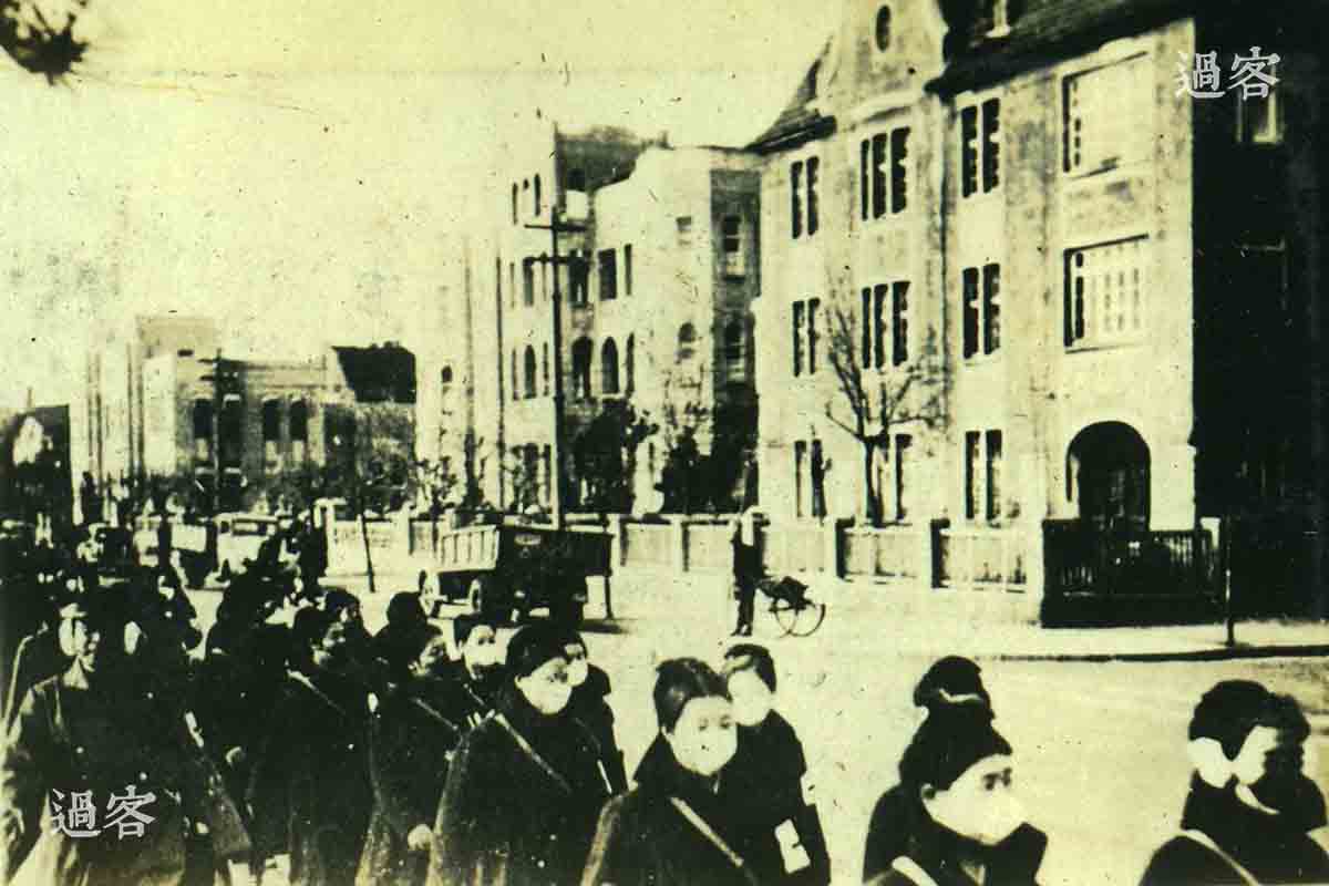 图为登陆后的日本护士，从军记者亲切的称呼为“白衣天使”。（来源：网易新媒体）