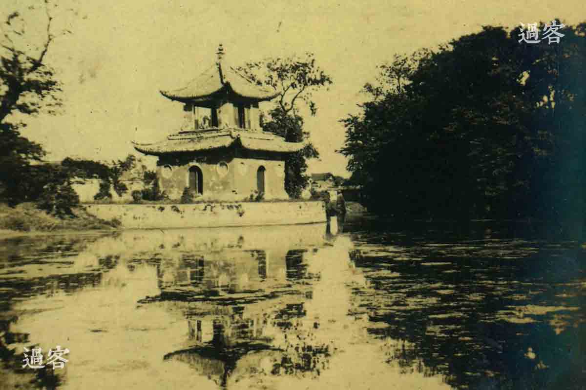 图为从军记者拍摄的嘉定城圭山公园，嘉定现在是上海西北部的一个区。但是据考证，照片中景色并不是嘉定的圭山公园，而是奎山公园，在孔庙的对面，汇龙潭内，图中楼阁应该是四宜亭，与现今样貌差距不大。（来源：网易新媒体）