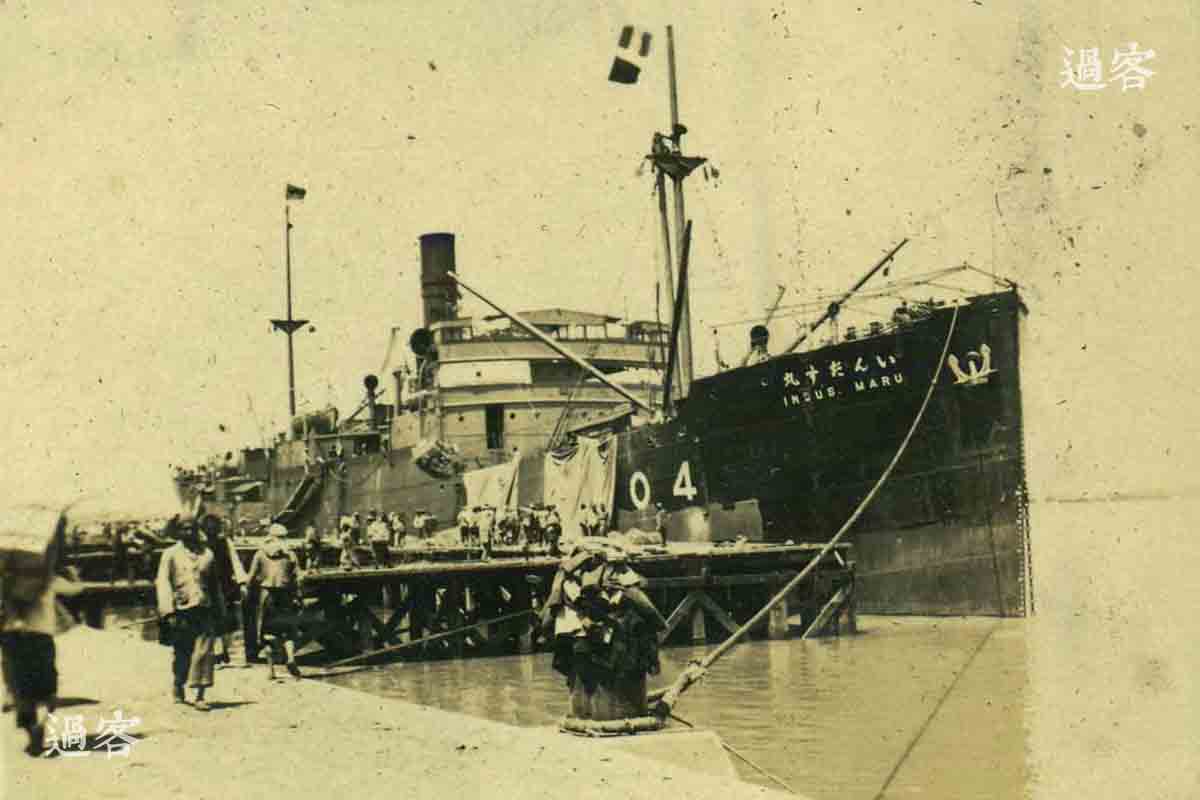 1937年8月23日，日本第3、第11师团在舰炮密集火力掩护下，向吴淞口铁路码头等地进行登陆，张治中派王敬久为淞沪前敌指挥官，指挥第9集团军所辖部队抗击登陆日军。这座纪念塔的右边，是日军用来祭奠在此处阵亡将士的忠魂碑。右图为吴淞口铁路码头的日军运输船。（来源：网易新媒体）