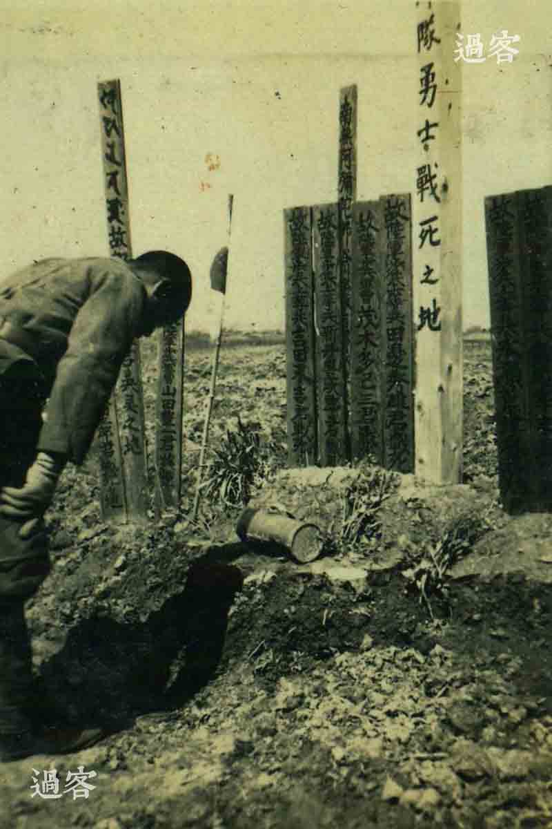 图为埋在上海附近、战死于淞沪会战中的日本军人墓地。相册里，有十张照片是拍摄的上海周边日军坟墓，可见当年战斗之惨烈。（来源：网易新媒体）