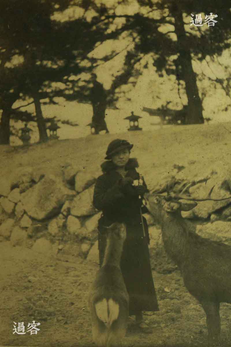 虽然这本相册里没有不堪入目的侮辱镜头，但是在那种保守的年代，沦陷区的中国人只能任人鱼肉，迫不得已接受日本军人合影和摆拍的无理要求。在这本相册中，有明确注释是杭州地区的照片26张，其中标注“杭州姑娘”的照片达到16张，而且在其他地区拍摄的照片，也有很多“支那姑娘（中国姑娘）”的身影。可见这位从军记者对中国姑娘的“热衷”程度。（来源：网易新媒体）