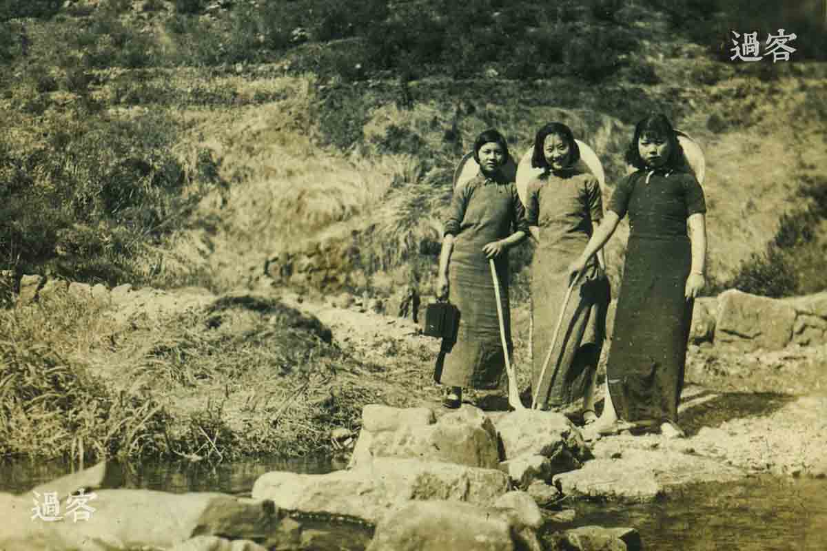 日军在1937年11月5日登陆杭州湾后，其主力沿沪杭铁路向上海推进，嘉善、平湖、乍浦、嘉兴等地相继沦陷。另一部则向桐乡、吴兴等地进犯，锋芒直指南京。11月24日攻陷吴兴，次日，长兴沦陷。12月13日，日军攻陷南京后，又兵分3路南下进攻杭州。（来源：网易新媒体）