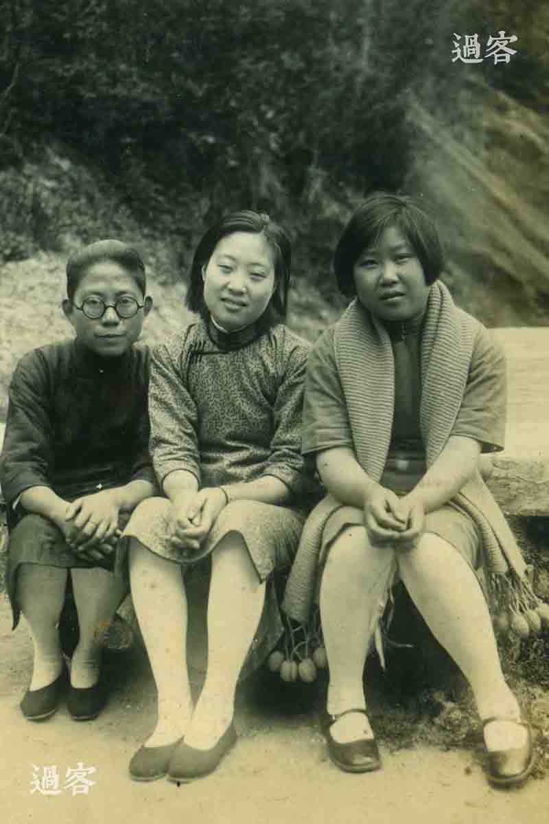 12月24日，日军攻入杭州市区，杭州沦陷。这样，日军仅用1个半月时间，就占领了钱塘江以北杭嘉湖地区包括杭州在内的1市17县的大片土地。沦陷后的杭州应该是冬季，所以这里面身着夏装的照片，很可能也不是出自这位从军记者之手。（来源：网易新媒体）