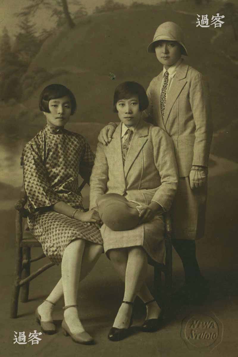 这两张照片很明显是在照相馆拍摄的，因为留影者的背后是手绘的幕布，当年的照相馆里都是如此布景的。而且左边照片的右下角还有照相馆的钢印“niwa studio”，这家照相馆很有可能是日本人在杭州开设的，因为niwa是日本姓氏“丹羽”的意思，而且日本在战前曾在中国开设数目不详的照相馆。（来源：网易新媒体）