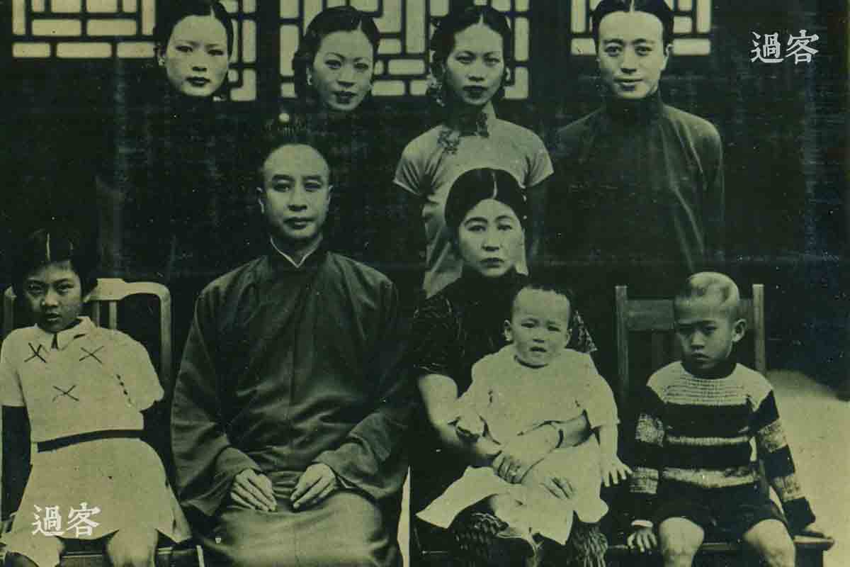 这张很明显是中国人的家庭合影，相信这也不是从军记者拍摄的。因为他不会闲到给“支那人”拍合影，而且占领区的中国人在面对日本人的镜头时，很难会有这么轻松平常的表情。（来源：网易新媒体）