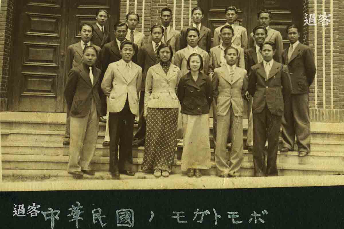 图为“中华民国的男孩女孩”。下方注释所用的日语，其书写形式通用于日本的大正和昭和初期，现在的日语已经不是这种写法了，所以可从另一个角度证明这本相册的年代与真实性。（来源：网易新媒体）