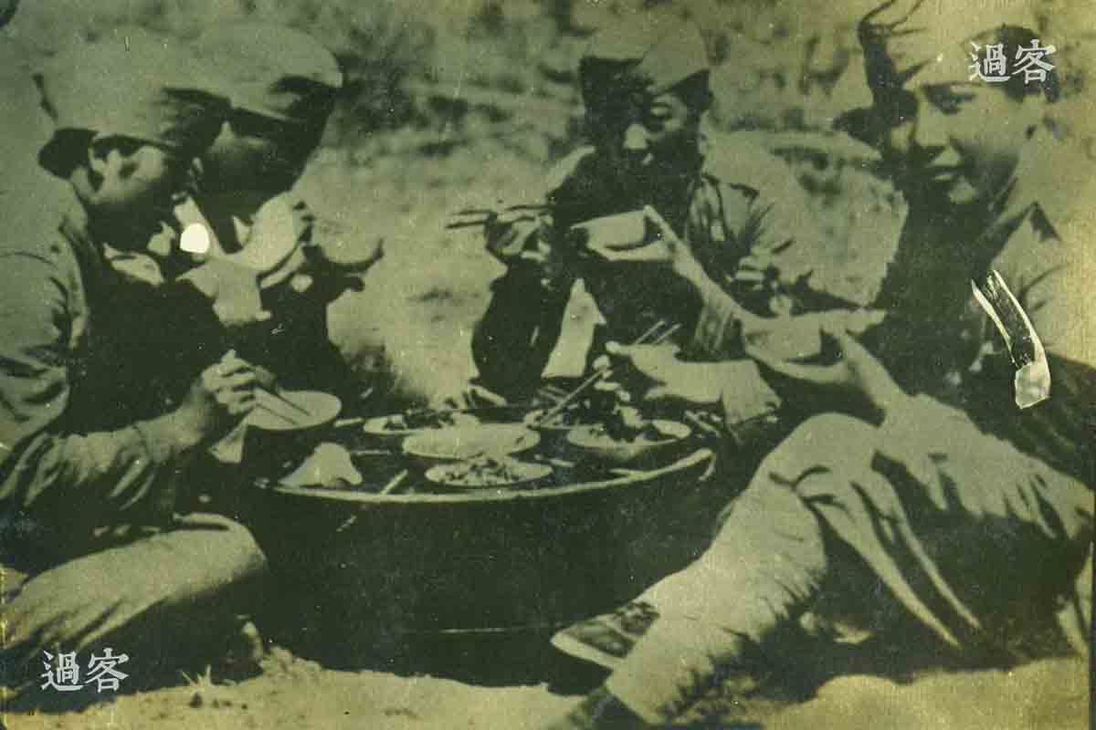 这张照片应该是从军记者从别处翻印后藏入相册的照片。据著名抗战史专家萨苏在博客文章《一个女兵，两张照片》里考证，她们都是冯庸大学的女学生义勇军，属于民间抗日组织，并非中国正规军，两张照片都拍摄于1932年“一•二八淞沪抗战”时期。冯庸大学成立于1927年8月8日的沈阳铁西区汪家河子村，以近代著名教育家、爱国将领冯庸本人命名。（来源：网易新媒体）