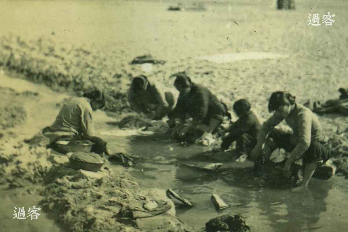 从军记者拍摄的河边洗衣服的姑娘和种水稻的姑娘。（来源：网易新媒体）