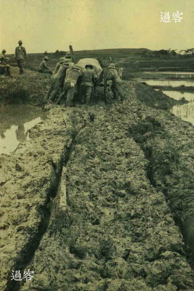 左图为向滁州方向进军的日本浦野部队，因道路泥泞而前行困难。（来源：网易新媒体）