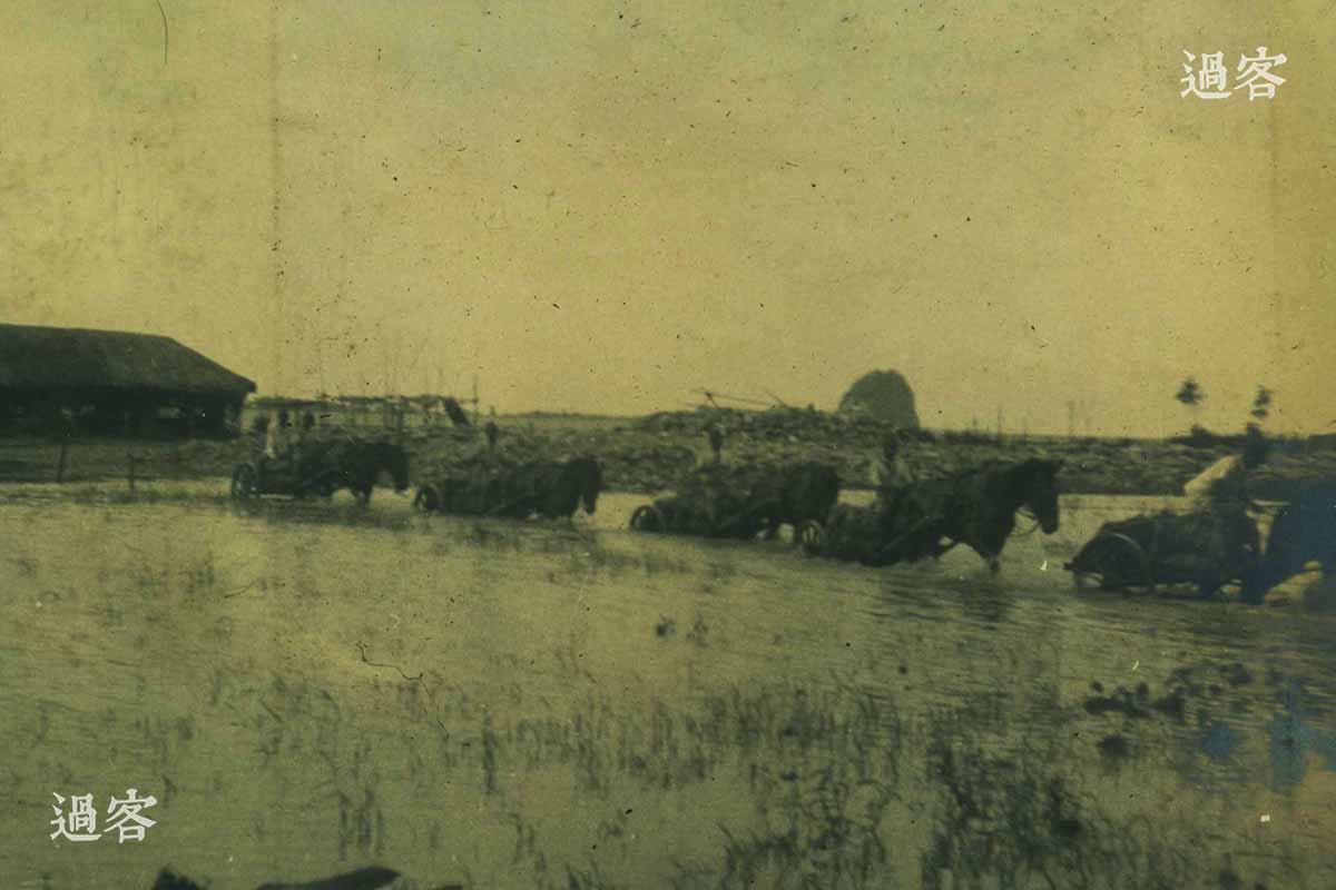 图为向正阳关行军的日本运输部队，陷入过膝的泥泞道路。（来源：网易新媒体）