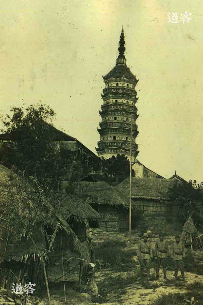 图为从军记者拍摄的安庆市振风塔，此塔有”万里长江第一塔”的美誉。是七层八角楼阁式的建筑，当时是北京白云观老道人张文采的精心设计，相传它是为了振兴文风所建，建于明代隆庆二年，隆庆四年完工，历史悠久。（来源：网易新媒体）