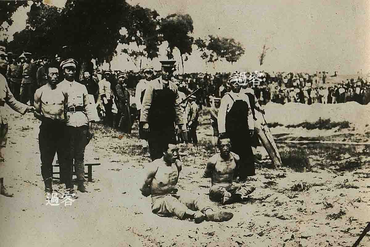 根据前三张照片的细节之处，可以推测出大致的时间、地点和人物。照片拍摄时间，大概为1939年之前的春末初夏按照时间顺序排列，这是第一张照片。根据日本少尉在信中的描述，只有一句话能透露出大概的时间“祗园祭快要到了，所以非常开心”。（来源：网易新媒体）