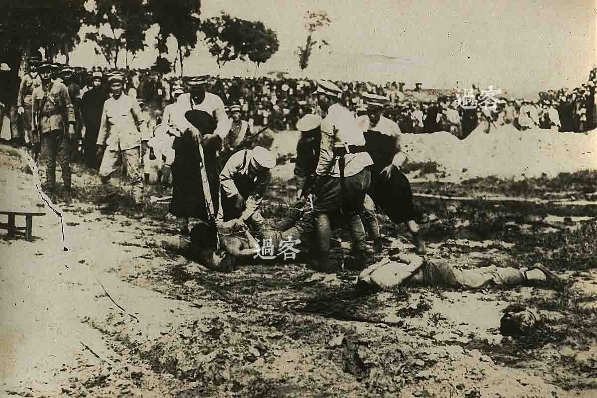 这是第二张照片，方才的中间席地而坐者已被处决。刚才坐在右边的人被按在铡刀上，有三个伪军正合力制住他。由此可以推断，这封信写于7月10日之前，而且信中描述天气为“昨天开始我们这里下起了不停的暴风雨，现在正是最大的时候，电闪雷鸣”，应该为刚进入雨季时节的春末初夏。（来源：网易新媒体）