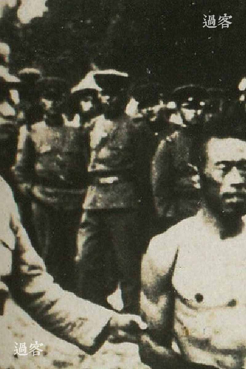 图为第一张图左上角的围观人群，他们穿着昭五式军服。不过，考虑到军服更替的时间，各地不一，所以应该在1938年底前才完成更换。加之前文提到沙尘之事，应该是中国北方春季才有的现象，因此推断此照片拍摄于1939年之前的春末夏初。（来源：网易新媒体）