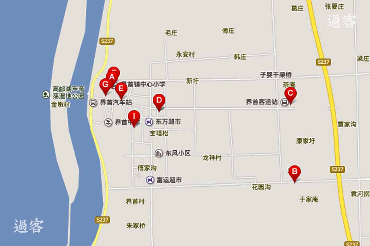 位于江苏高邮的界首镇，也是一座具有千年历史的古镇。1940年5月1日，侵华日军集中千余兵力，血腥扫荡界首以东地区，在方圆二十里地区内，烧毁房屋1300余间，受害者达3000余户。其中，仅在窑头沟就有32人惨遭杀害，有6户全家遇难。因男性青壮年大都死于日军的屠刀下，此后窑头沟被称为“寡妇圩” 。但是在地理位置上，这里并不靠近铁路，距离津浦线也很远。在时间上，也明显晚于照片拍摄时间，所以可以排除在外。如此一来，基本能够确定这些照片拍摄于山东界首。（来源：网易新媒体）