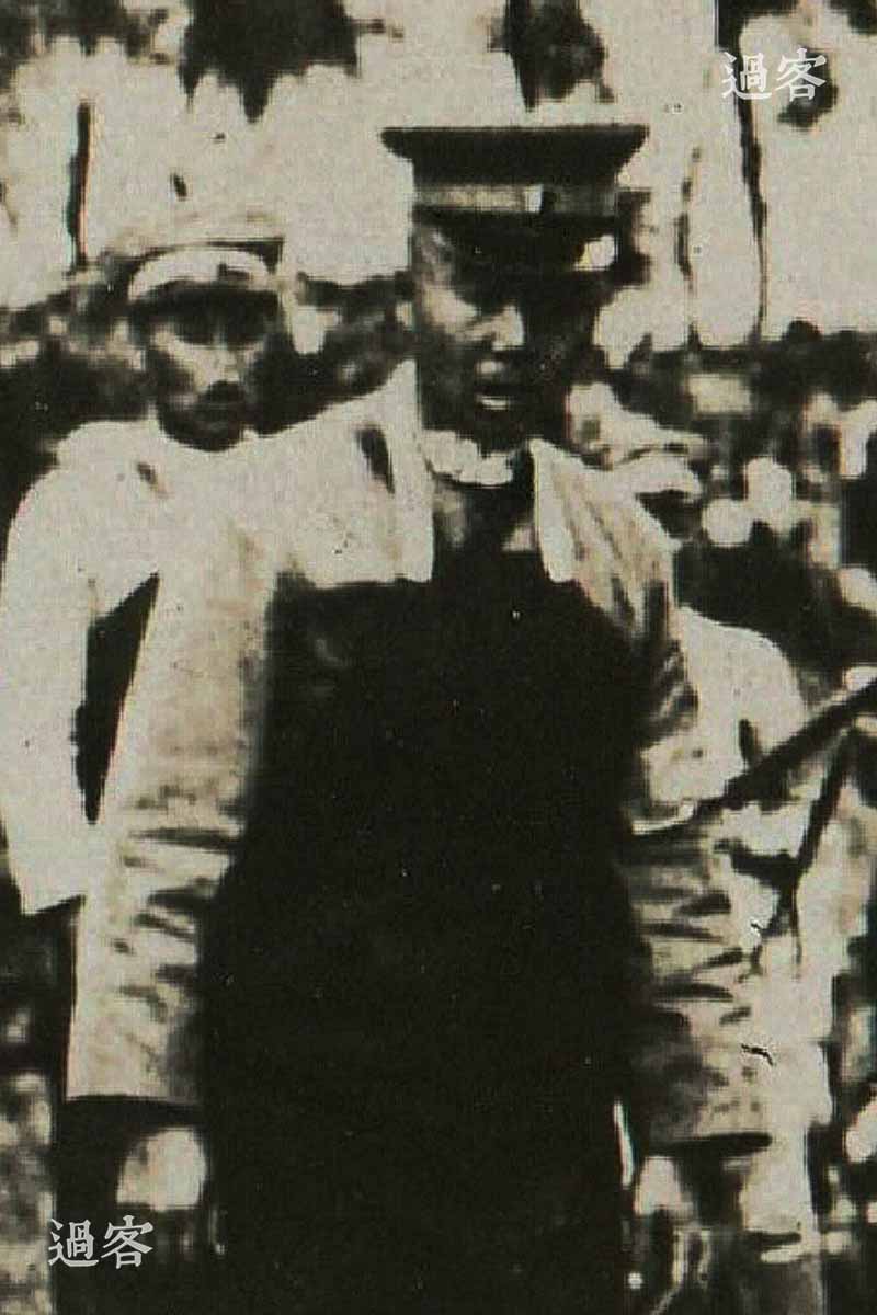 另外，如果将第一张照片放大，可以隐约看出伪军头上的帽徽为北洋时期五色星，衣领为翻折式，可以断定为伪“华北治安军”的军服。伪“华北治安军”俗称“皇协军”，是日本在华北地区扶植的傀儡武装。三个界首中只有山东的位于华北，这一点也与笔者的推断相吻合。 从资料上看，不论是时间还是进军路线，都与日本少尉的家信和照片显示的信息相吻合，但是这名少尉应该不是当时第一批侵犯山东的军人，因为信中提到的时间应该是7月10日之前。（来源：网易新媒体）