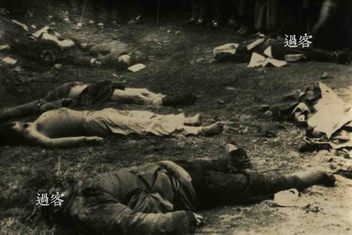 这张照片里，至少有七具尸体。左侧最远处有两具，左边那个脖子上已经没有了头，只剩下创面。右侧远处也有一具尸体，能清晰看到两条腿。近处左侧有三具尸体。最右侧还有一具尸体，从露出来的一只手可以分辨出来。（来源：网易新媒体）