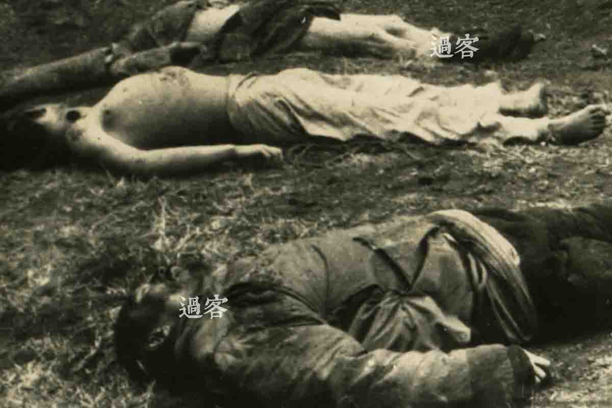从细节处可以看到近处的两具尸体不是处决而死的，最近的这具尸体明显是右肩膀中枪，或许是失血过多而死。再远一点、没有上身衣服的尸体，脖子处有一个弹孔，而且放大仔细看，后脑勺的阴影部分明显凹进去了，而且血肉模糊，很可能是因头部中弹而死。所以，照片中的尸体极有可能是在与日军和伪军的交火中阵亡的抗日武装。（来源：网易新媒体）
