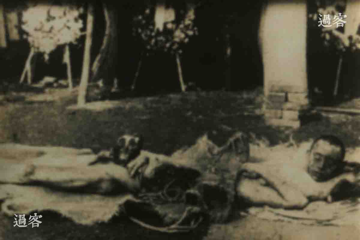 这张照片的后面放置了至少三个花圈，中央的那个还能清楚看到贴着挽联。按照当时习俗，日军阵亡后的祭拜仪式上，基本不会出现花圈和挽联，但是伪军阵亡的话，按照当时民国的国人习俗，一般会用花圈和挽联来表示悼念和尊重。所以这些花圈极有可能是当地伪政府敬献给战死的日伪军，而照片中这些尸体，可能就是在围剿抗日武装时，阵亡的将士。（来源：网易新媒体）