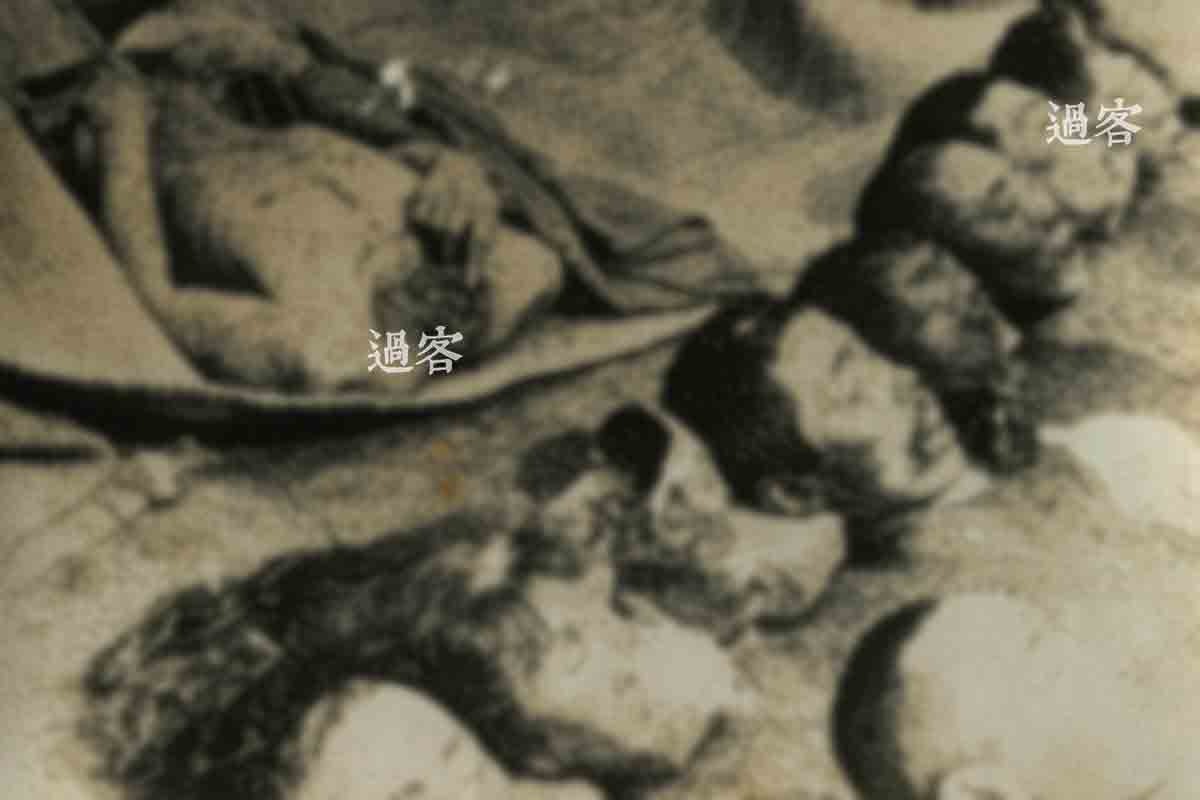 这张照片里的尸体，看右手食指指着脖子伤口处，这个手势动作与上一张照片右侧男尸的动作是一样的，所以推测是同一具尸体。但是这个戏剧性的动作究竟是死时如此还是死后趁尸体未僵硬而故意摆成这样，就不得而知了，不过的确有可能是日伪军在缴获这位抗日武装人员的尸体后，故意摆出来的侮辱性姿势。（来源：网易新媒体）