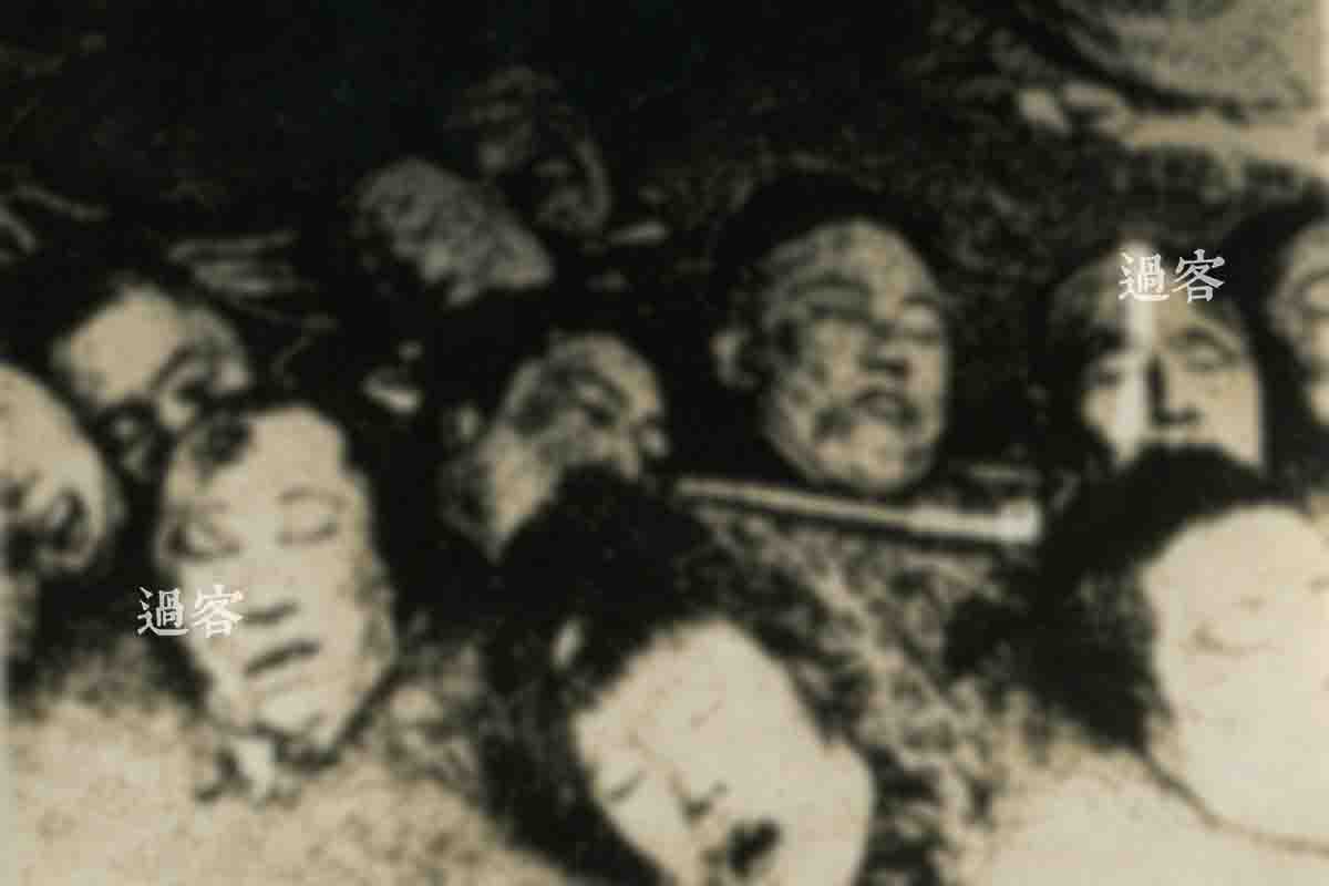 这张照片中至少有12颗人头，很可能大部分都属于死后被斩首示众的。特别是左数第三颗人头，很明显是头部中枪，而且脖子上的皮肤组织还很凌乱，不像是生前被斩首的。中间距离最近的人头从留海和头顶斑秃来看，很可能是上一张照片里的长发女子头颅。而且中间最远处的八字胡人头也与上一张照片里右数第六颗人头的八字胡和嘴巴很像，可能为同一个人。（来源：网易新媒体）