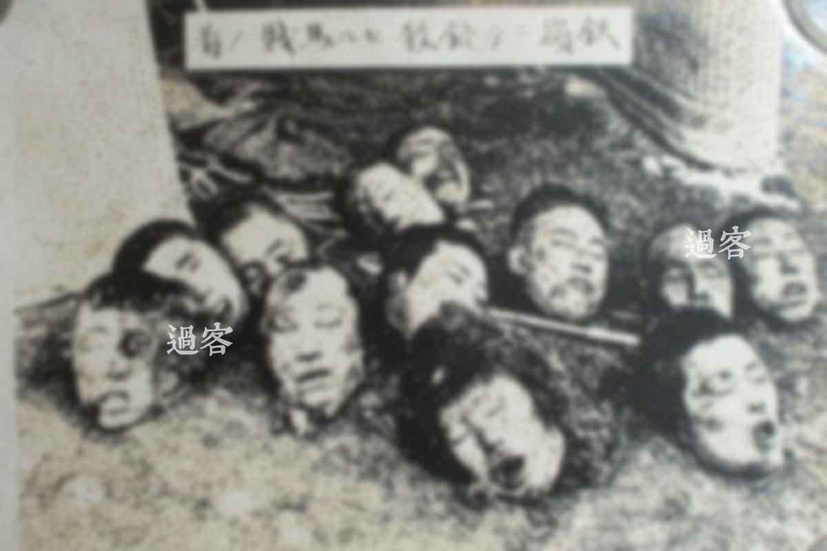 这是笔者另一本相册中的照片，也描述着铁岭地区被射杀的马贼首级。这张照片曾出现在2012年9月18日，青岛《半岛都市报》刊登的文章《“十二义士被害照”身世大白 来自日本老兵后裔》中，原文说道“‘抗日战争时期，日本侵略军将义勇军和抗日义士统称为‘马贼’，照片中被害的12人都是抗日义勇军。’詹洪阁说，这张照片拍摄于1932年12月，地点就是铁岭市的龙尾山山路上。”可以看得出这两张照片几乎是同一个角度拍摄的，但是从右后方草席下的石子来看，这两张照片拍摄的高低程度略有细微差别。（来源：网易新媒体）