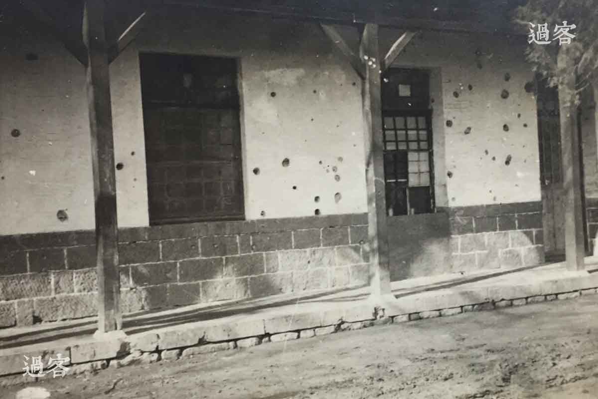 根据以上逐张照片的推测，笔者以为，这7张照片的确是日军侵占中国时期拍摄的。前三张照片很可能是1938年春末初夏（因为1937年底日军侵入山东，1939年前日军采用有肩章的昭五式军服，所以推测照片拍摄于1938年夏天），山东界首地区的日军与伪军协同作战，与当地的抗日武装发生激烈交火，随后除三人被俘以外其他都悉数阵亡。日伪军为了彰显淫威，所以很隆重的举行了这次处决仪式，看照片后方人山人海的围观群众，就能看出这场面的确很大。图为笔者收藏的其他相册中，弹痕累累的济南中国军队兵营。（来源：网易新媒体）