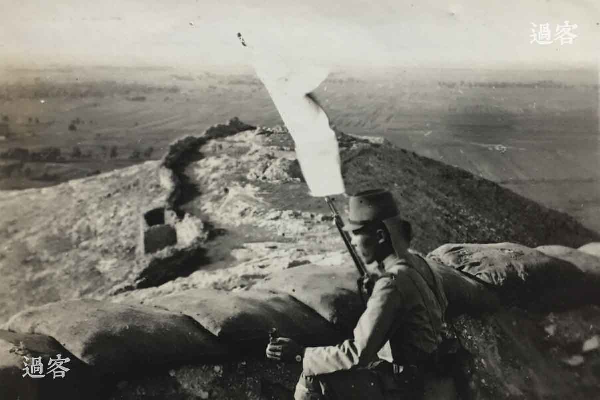 而后四张照片是在1932年年底拍摄的，或许是出于一次对东北抗日民兵的报复，所以当地伪政府在“剿匪”后还献上了花圈，以慰藉在这次战斗中阵亡的日伪军人员。并且将阵亡人士的牌位摆在法场前，以示处决俘虏，为战死者报仇（水浒传里武松也是在自己兄长牌位面前，杀了歹人以报仇慰灵，虽然这个比喻非常不恰当，但这的确也佐证了这个推理的可能性）。图为笔者收藏的其他相册中，于济南郊外山坡上警戒的日军。（来源：网易新媒体）