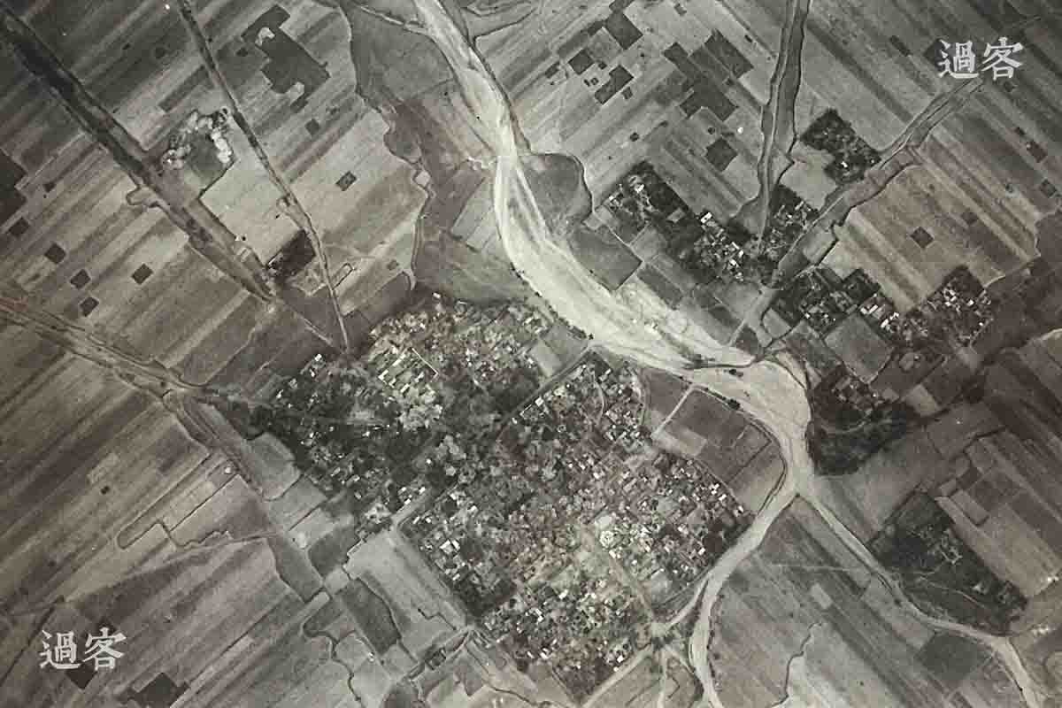 从1937年10月3日，日军第十师团大举入侵山东开始，直到1945年12月17日山东日军在济南正式签字投降，八年时间，山东进行了艰苦卓绝的抗日战争，付出巨大牺牲。图为笔者收藏的其他相册中，日军轰炸山东某地时的航拍照片。（来源：网易新媒体）