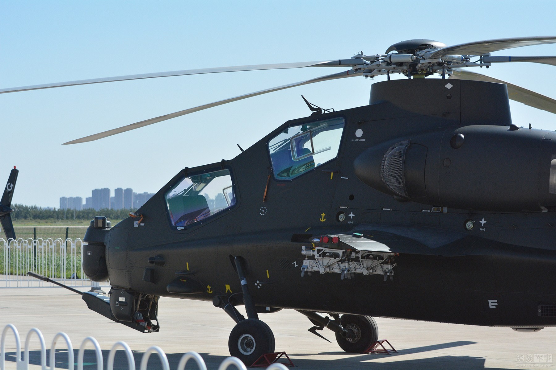 武直-10停放在展区。