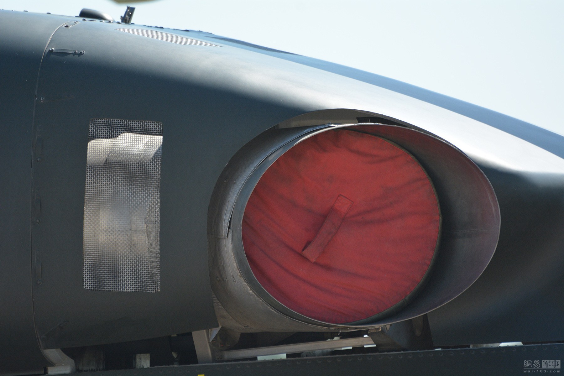 武直-10发动机排气口特写。